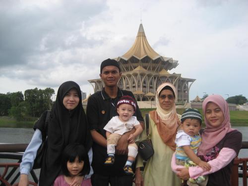 Bersama Keluarga Mertua di Kuching Waterfront, Berlatarbelakang Kompleks Dewan Undangan Negeri (DUN) Sarawak Yang Baru