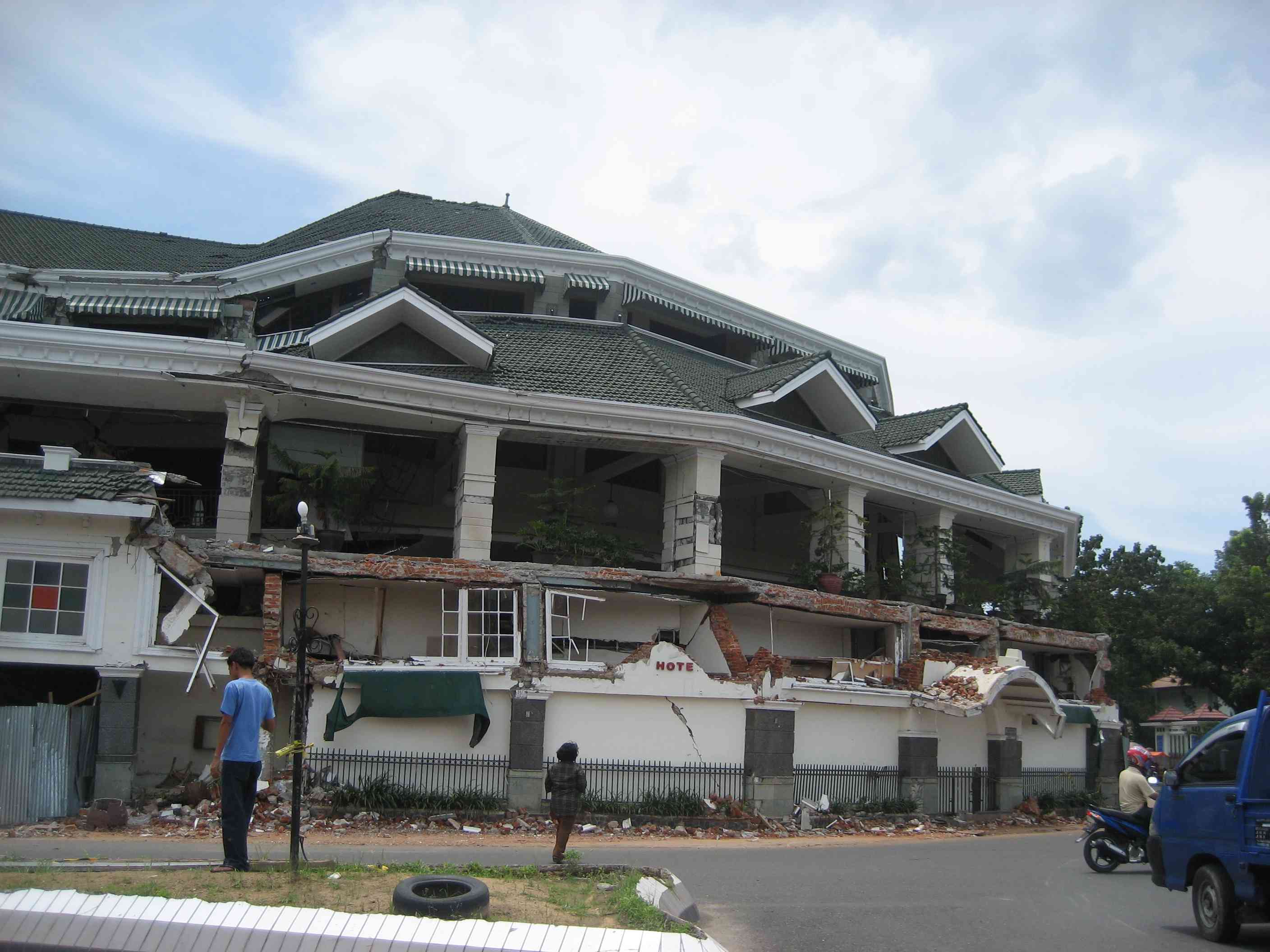 The Breakup of Ambacang Hotel On 2009 Earthquake in Padang