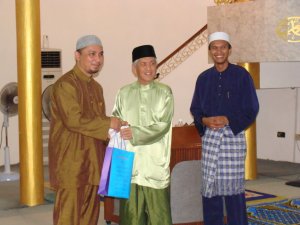 Timbalan Datuk Bandar menyampaikan Cenderahati kepada Ustaz Wan Shohor